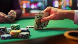 Người chơi đang trải nghiệm cược thể thao và casino trên điện thoại di động tại winvnd